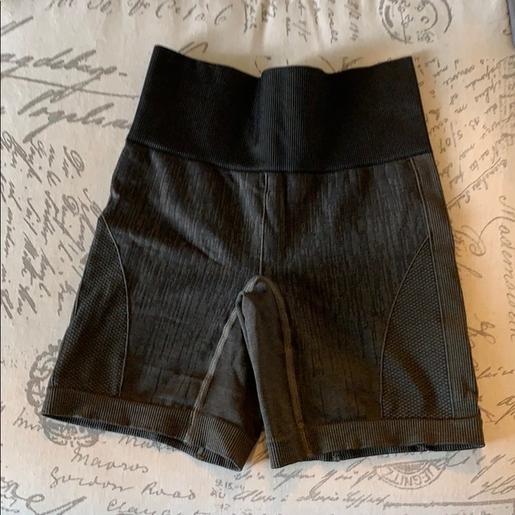 Lululemon 6” Seamless Shorts - Picture 2 of 2